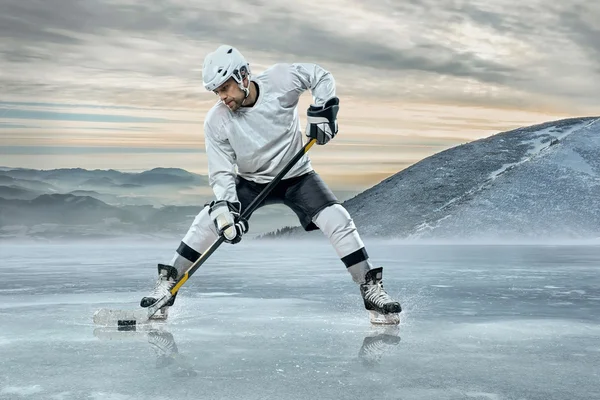 Ijshockeyspeler in actie buiten — Stockfoto