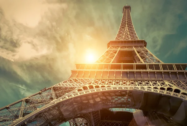 La torre Eiffel sotto la luce del sole — Foto Stock