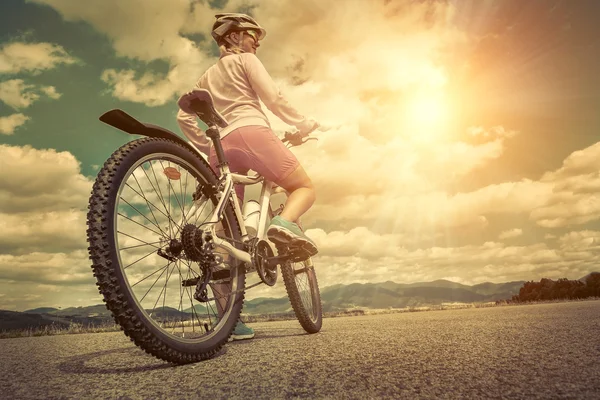 Frau mit Helm auf dem Fahrrad — Stockfoto