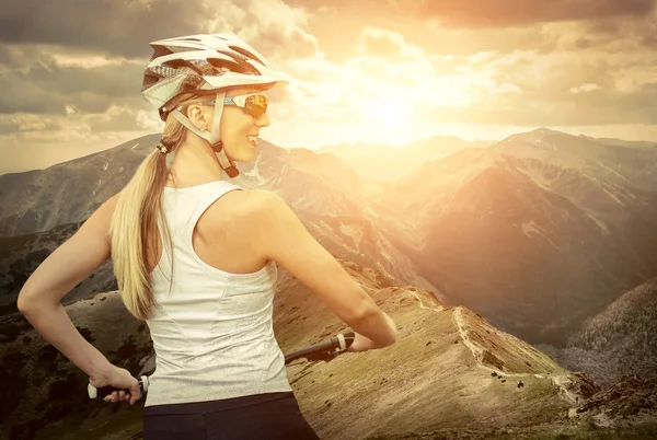 Kobieta w kask na rower — Zdjęcie stockowe