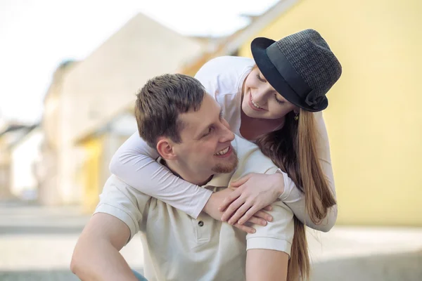 Sonriendo feliz pareja en la calle . — Foto de Stock