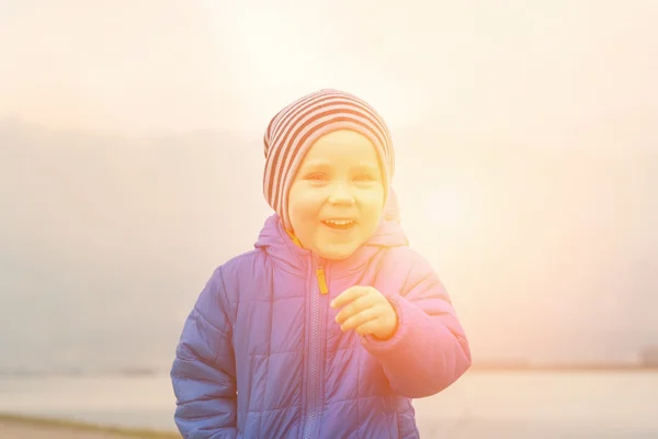 Niño feliz al aire libre . —  Fotos de Stock