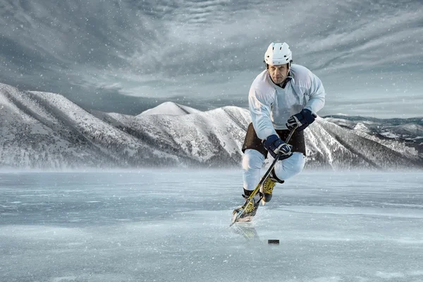 冰上曲棍球球员在室外的行动 — 图库照片