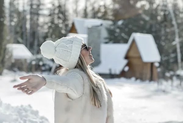 Felicidad femenina cerca de la villa de invierno — Foto de Stock