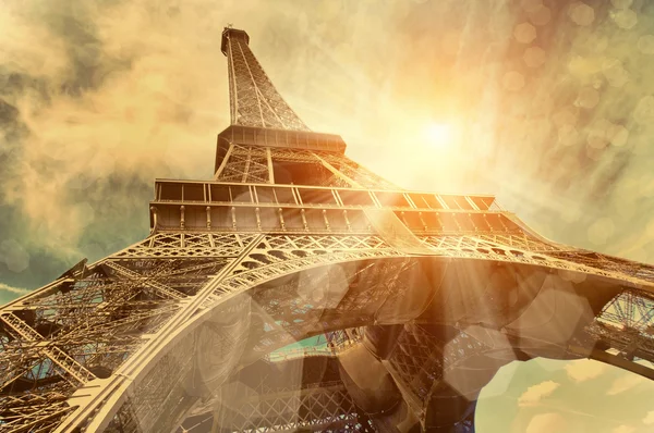在太阳照射下的埃菲尔铁塔 — 图库照片