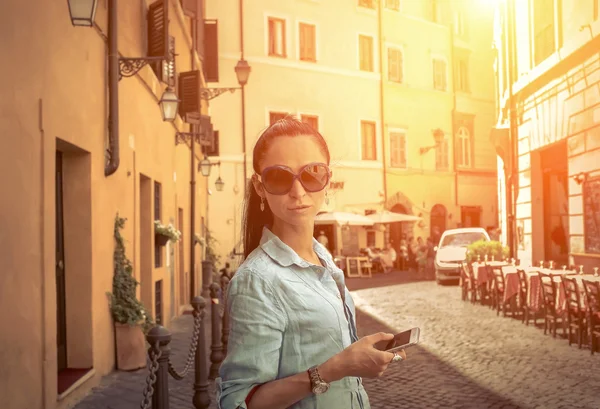 Kvindelig turist på den romerske gade - Stock-foto