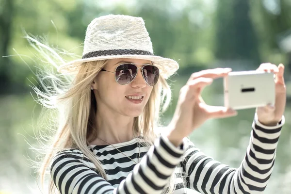 Retrato de mujer rubia fotografiando — Foto de Stock