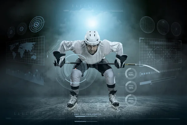 Хоккеист на льду — стоковое фото