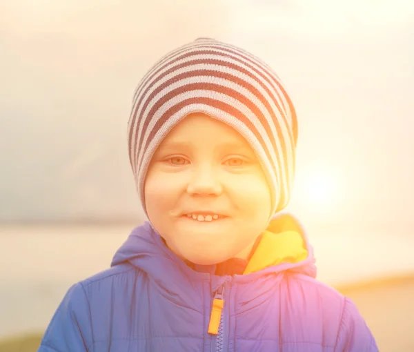 Gelukkig kind buiten. — Stockfoto