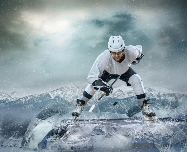 Jugador de hockey sobre hielo en el hielo —  Fotos de Stock