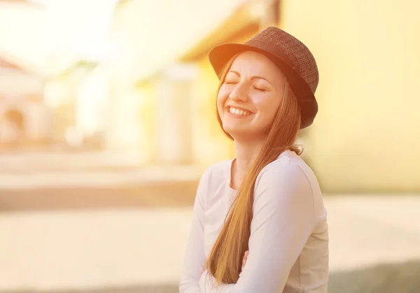 通りを帽子で笑顔の女性 — ストック写真