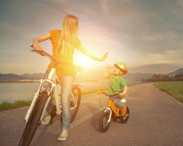 Mãe e filho nas bicicletas — Fotografia de Stock