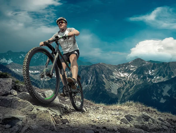 Mann mit Helm auf dem Fahrrad — Stockfoto