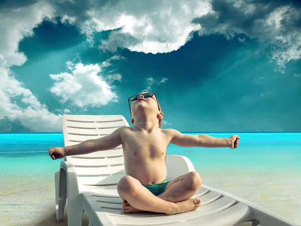 Niño en gafas de sol diversión cerca del agua —  Fotos de Stock