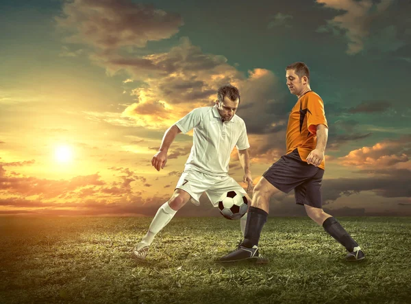 Due giocatori di calcio con palla — Foto Stock