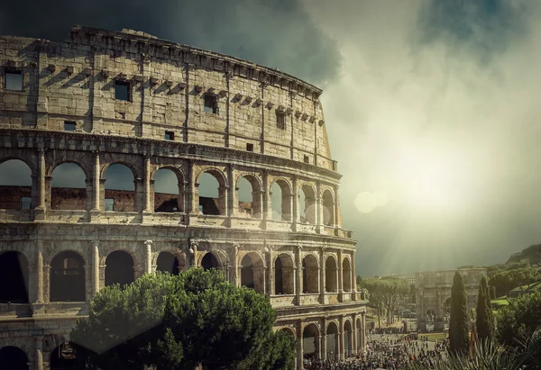 Lugar de viagem popular - Coliseu Romano . — Fotografia de Stock