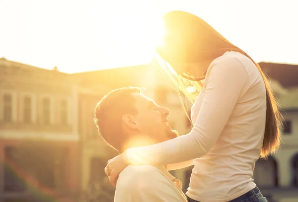 Casal feliz sob a luz solar — Fotografia de Stock