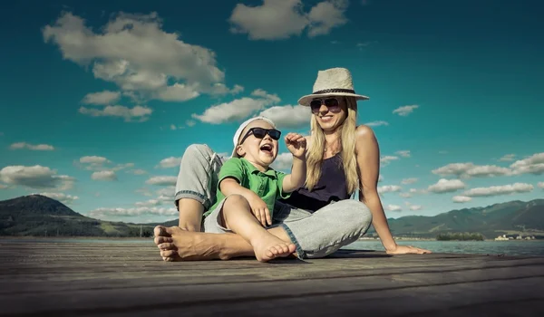 Glückliche Mutter und Sohn auf der Seebrücke — Stockfoto