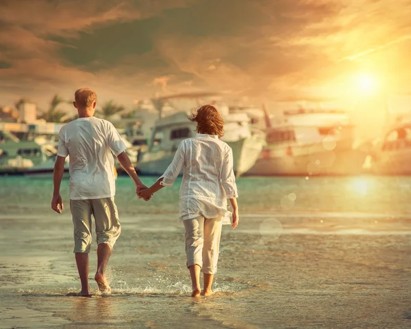 Coppia sulla spiaggia del mare — Foto Stock