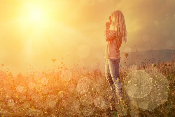 Gelukkige vrouw verblijf buiten — Stockfoto