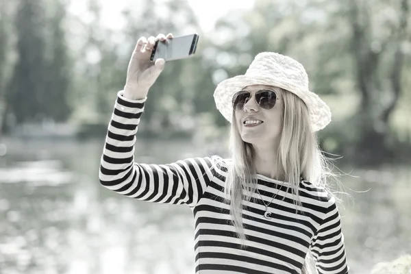 Retrato de mujer rubia fotografiando — Foto de Stock