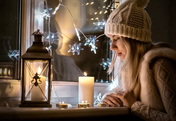 Donna in cappello bianco alla vigilia di Natale e Capodanno — Foto Stock