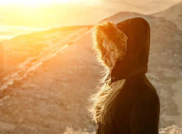 Mujer permanecer bajo la luz del sol . — Foto de Stock