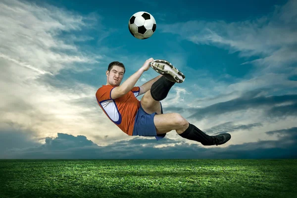 Giocatore di calcio con palla — Foto Stock