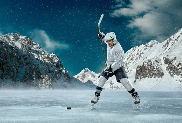 Jugador de hockey sobre hielo en acción al aire libre —  Fotos de Stock