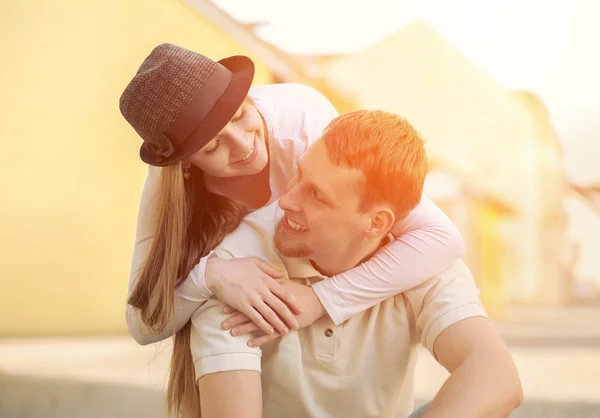 Sonriendo feliz pareja en la calle . — Foto de Stock