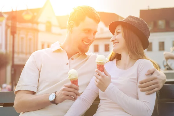 Couple with ice cream sitting at street — Stock Photo, Image