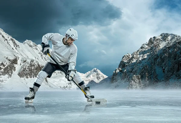 Giocatore di hockey su ghiaccio in azione all'aperto — Foto Stock