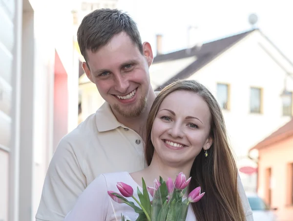 Pareja feliz con flores . —  Fotos de Stock