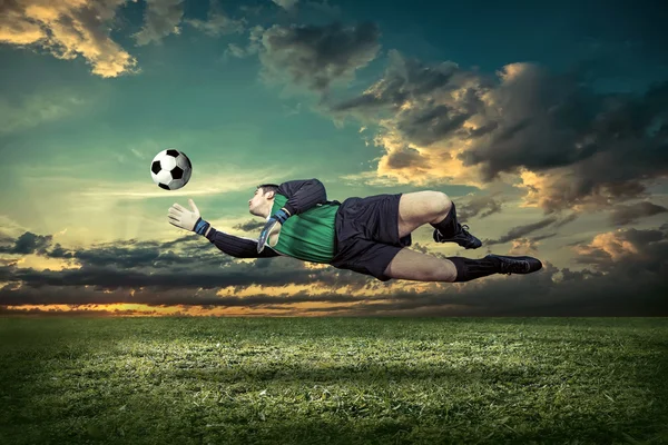 Jogador de futebol com bola em ação — Fotografia de Stock