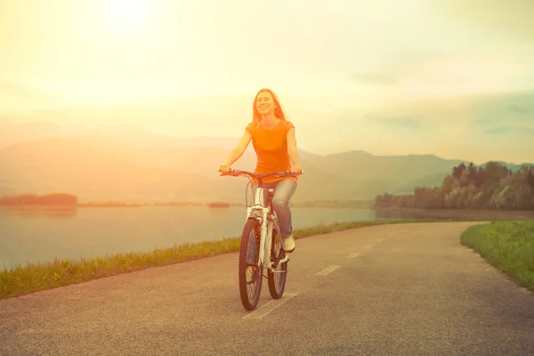 Glad kvinna på cykel — Stockfoto