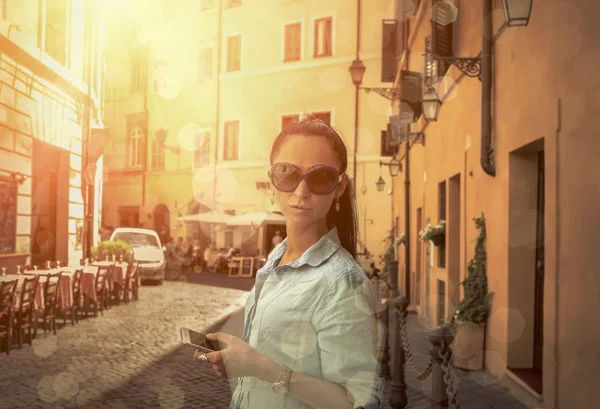 Feminino tiro turístico por telefone em Roma — Fotografia de Stock