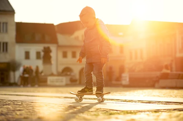 Criança com skate na rua — Fotografia de Stock