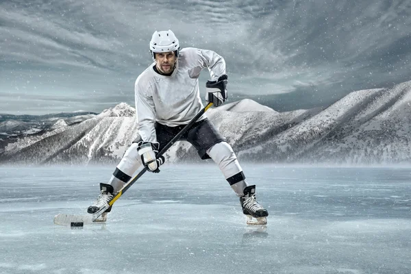 Jugador de hockey sobre hielo en acción al aire libre —  Fotos de Stock