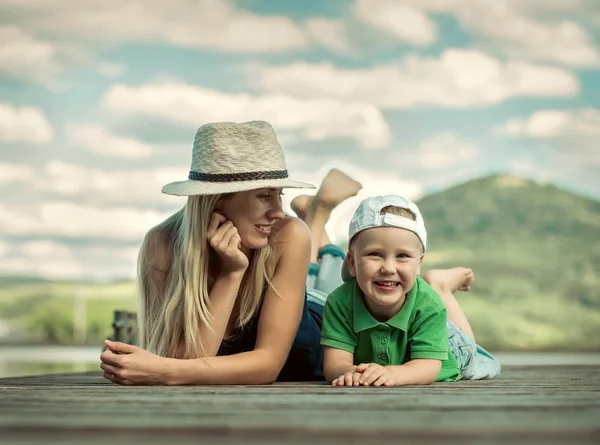 Šťastná matka a syn na molu — Stock fotografie