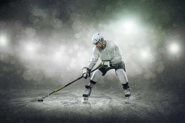 Jugador de hockey sobre hielo en el hielo —  Fotos de Stock