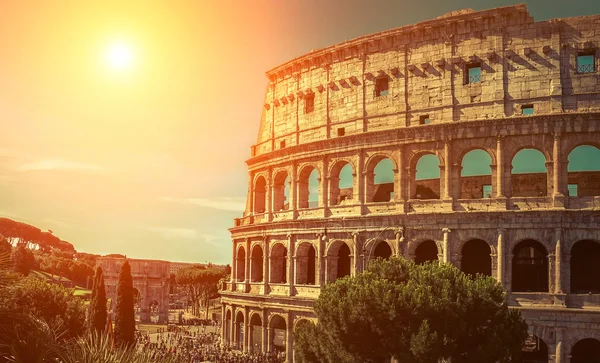 Közkedvelt látogatási hely - római Colosseum. — Stock Fotó