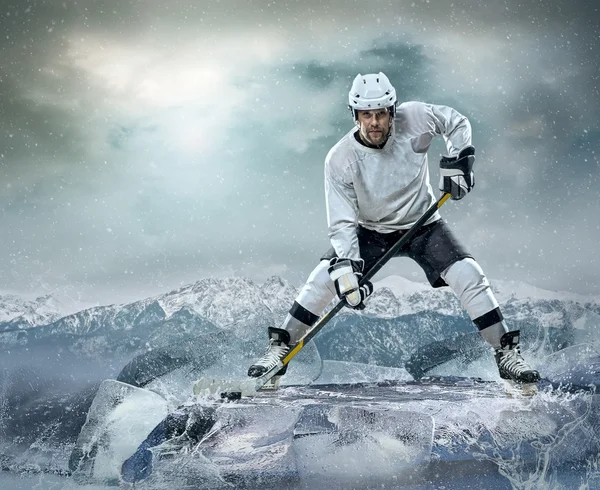 Jugador de hockey sobre hielo en acción al aire libre — Foto de Stock