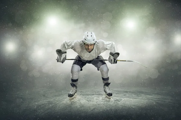 Giocatore di hockey su ghiaccio sul ghiaccio — Foto Stock