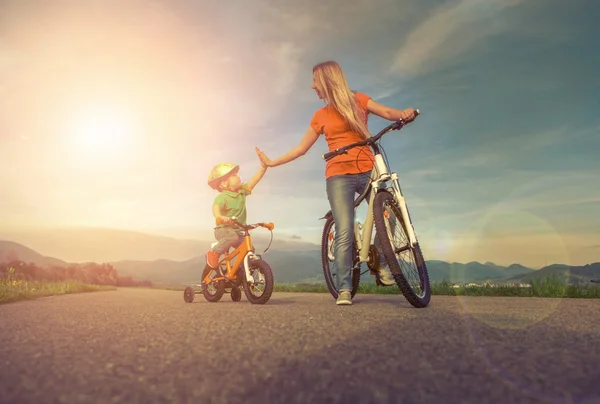 Mãe e filho nas bicicletas — Fotografia de Stock