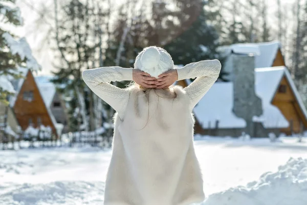 Feliz hembra cerca de la villa de invierno — Foto de Stock