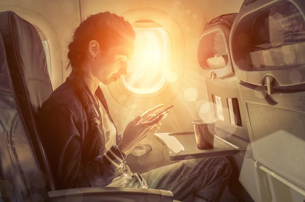 Frau sitzt im Flugzeug — Stockfoto