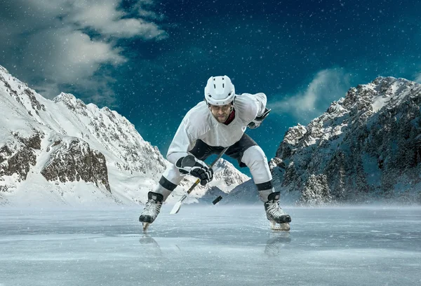 Jugador de hockey sobre hielo en acción al aire libre — Foto de Stock