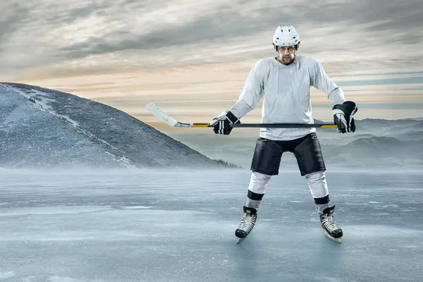 Ishockeyspelare i aktion utomhus — Stockfoto