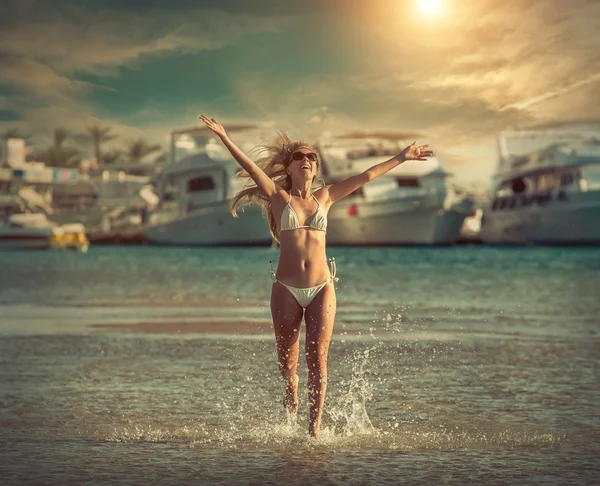 Felicidade feminino correndo na praia — Fotografia de Stock