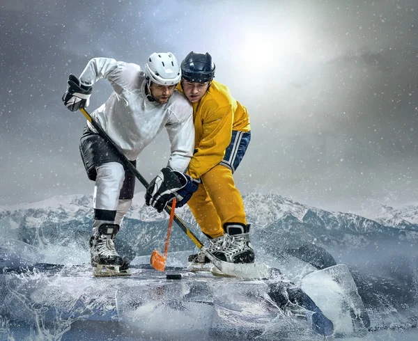 Jugadores de hockey sobre hielo en acción —  Fotos de Stock